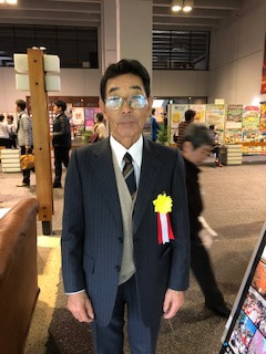 豊川商工会議所の第２９回会員大会でわが社の山本さんが従業員表彰を受けました。